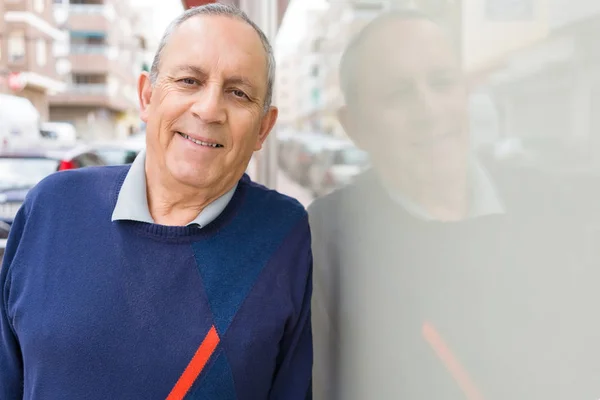 Bonito homem de meia idade sênior sorrindo alegre, feliz e possua — Fotografia de Stock