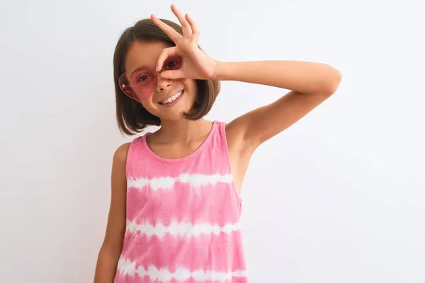 Ung Vacker Barn Flicka Bär Rosa Shirt Och Solglasögon Över — Stockfoto