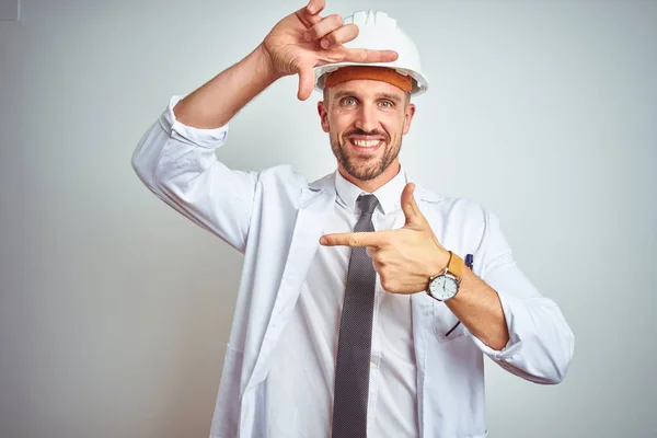 Joven Ingeniero Guapo Con Casco Seguridad Sobre Fondo Aislado Sonriendo — Foto de Stock