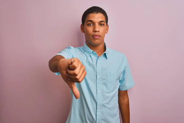 Giovane Bel Arabo Uomo Indossa Camicia Blu Piedi Sopra Isolato — Foto Stock