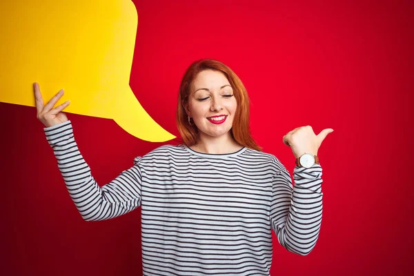 Giovane Bella Rossa Donna Tenendo Giallo Discorso Bolla Sfondo Rosso — Foto Stock