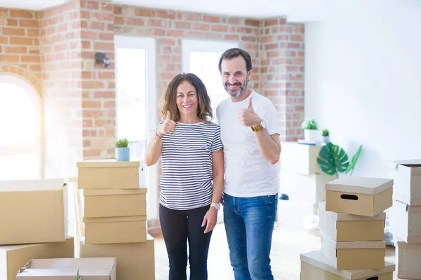 Casal Sênior Meia Idade Mudando Para Uma Nova Casa Com — Fotografia de Stock