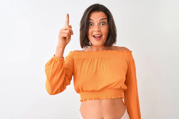 Jonge Mooie Vrouw Draagt Oranje Shirt Staan Geïsoleerde Witte Achtergrond — Stockfoto