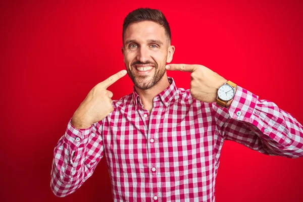 Joven Hombre Guapo Sobre Fondo Rojo Aislado Sonriendo Alegre Mostrando —  Fotos de Stock