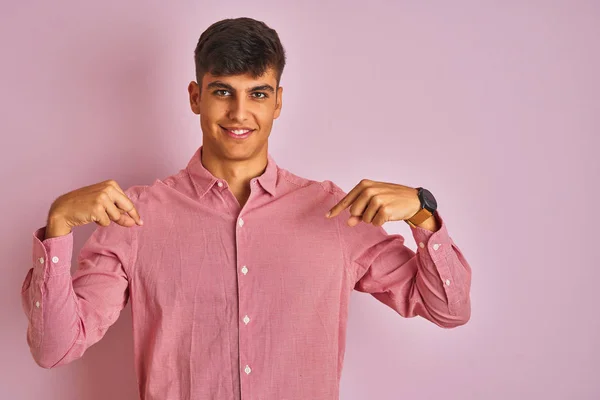 Jonge Indiaanse Man Draagt Elegant Shirt Staan Geïsoleerde Roze Achtergrond — Stockfoto