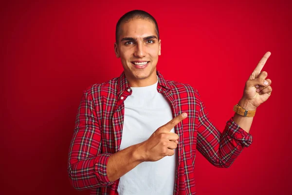 Jonge Knappe Man Draagt Een Shirt Met Horloge Rood Geïsoleerde — Stockfoto