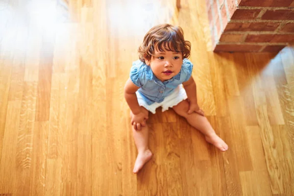 Niño Pequeño Casa — Foto de Stock