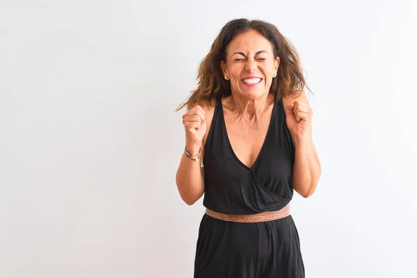 Mujer Mediana Edad Vistiendo Vestido Casual Negro Pie Sobre Fondo —  Fotos de Stock