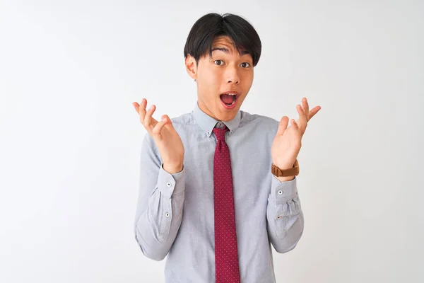 Der Chinesische Geschäftsmann Mit Eleganter Krawatte Steht Vor Isoliertem Weißem — Stockfoto