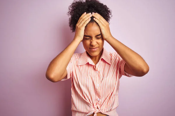 Afrikansk Amerikansk Kvinna Bär Casual Randig Skjorta Står Över Isolerade — Stockfoto