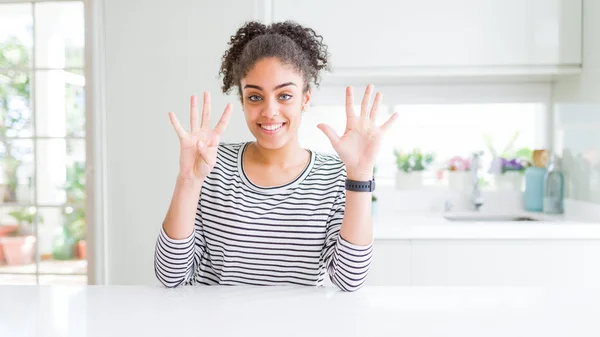 Vacker Afrikansk Amerikansk Kvinna Med Afro Hår Bär Casual Randig — Stockfoto