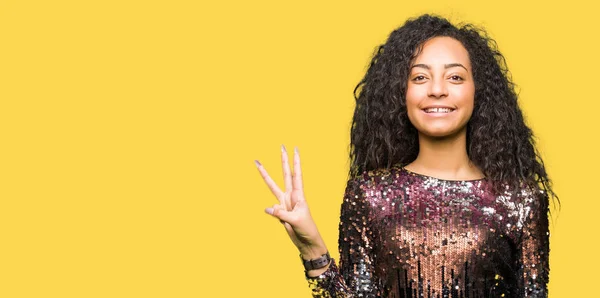 Menina Bonita Nova Com Cabelo Encaracolado Vestindo Vestido Festa Noite — Fotografia de Stock