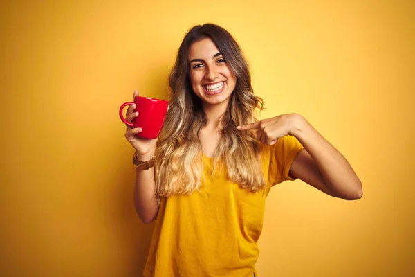 Junge Schöne Frau Mit Roter Tasse Kaffee Über Gelbem Hintergrund — Stockfoto