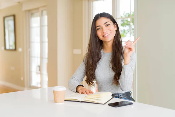 Mujer Joven Leyendo Libro Bebiendo Café Muy Feliz Señalando Con —  Fotos de Stock