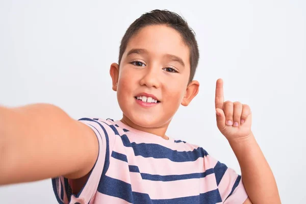 Menino Bonito Vestindo Shirt Listrada Casual Fazer Selfie Sobre Fundo — Fotografia de Stock