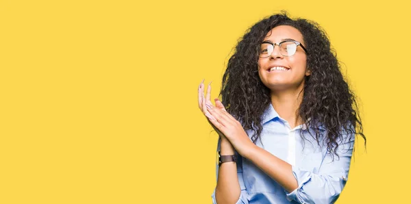 Jovem Menina Negócios Bonita Com Cabelo Encaracolado Usando Óculos Batendo — Fotografia de Stock