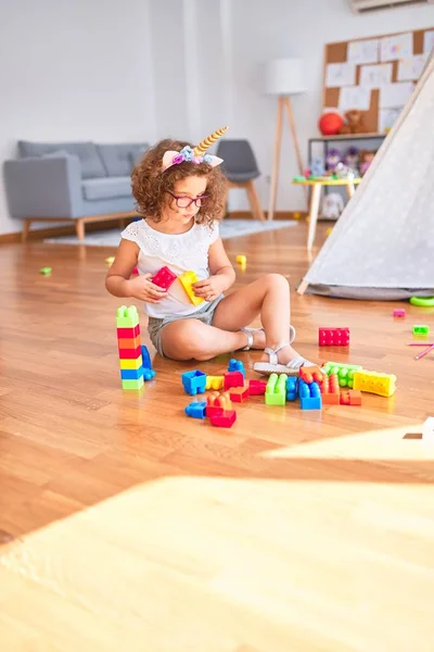 Hermoso Niño Pequeño Con Gafas Diadema Unicornio Sentado Jugando Con — Foto de Stock