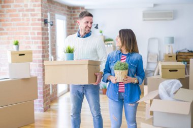 Mutlu çift yeni daireye taşınıyor. 