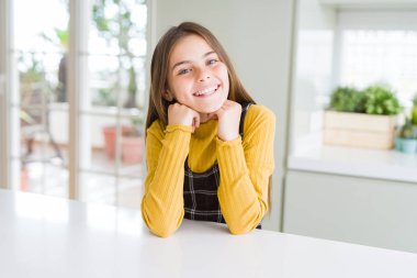 Kendinden emin ve ca için heyecanlıyım gülümseyen güzel genç kız çocuk