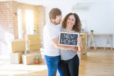 Orta yaş Senior çift yeni bir eve hareket, mutlu gülümseyen