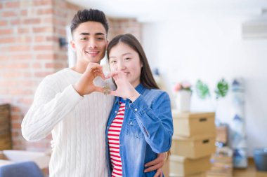 Genç Asya çift tutan Keys bu yeni ev, gülümseyen mutlu ve 