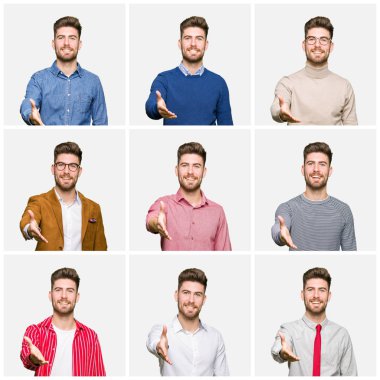 Farklı bakışlar içinde yakışıklı genç iş adamlarının kolajı izole edilmiş beyaz arka planda gülümseyerek dostça bir selamlama ve hoş geldin hediyesi sunuyor. Başarılı bir iş..