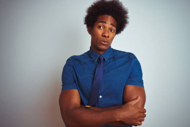 Afro saçlı, mavi gömlekli ve kravatlı Amerikalı iş adamı izole edilmiş beyaz arka plan kuşkucu ve gergin kolları çaprazlanmış yüz ifadesini onaylamıyor. Negatif kişi.