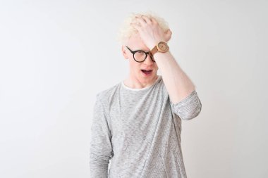 Genç, sarışın, çizgili tişört ve gözlük takan bir adam izole edilmiş beyaz arka planda, yanlışlıkla el ele tutuşan bir adam. Hatayı hatırla. Unuttum, kötü hafıza konsepti.