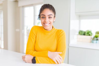 Bir mutlu ve serin afro saçlı güzel genç Afro-Amerikan kadın yüzündeki gülümseme. Şanslı kişi.