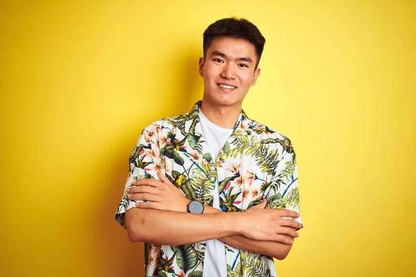 孤立した黄色の背景幸せな顔をカメラを見て交差腕で笑みを浮かべて夏のシャツを着て休日のアジアの中国人男性 正の人 — ストック写真