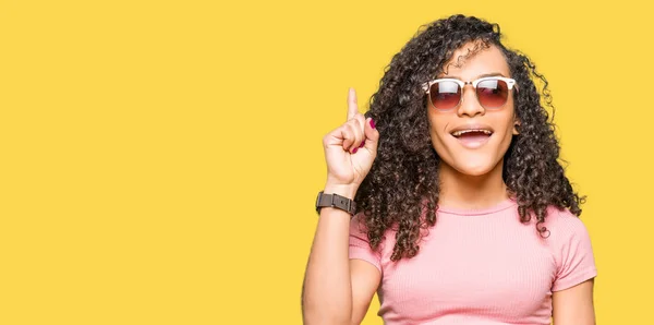 Giovane Bella Donna Con Capelli Ricci Che Indossano Occhiali Sole — Foto Stock