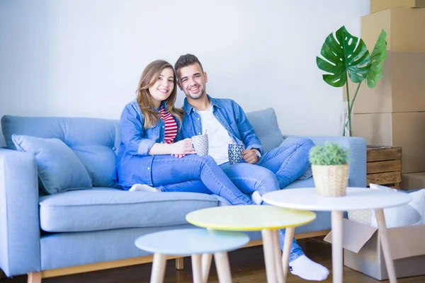 Junges Paar Entspannt Eine Tasse Kaffee Trinkend Auf Dem Sofa — Stockfoto