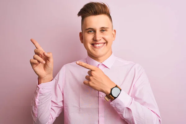 Junger Gutaussehender Geschäftsmann Elegantem Hemd Vor Isoliertem Rosa Hintergrund Lächelnd — Stockfoto