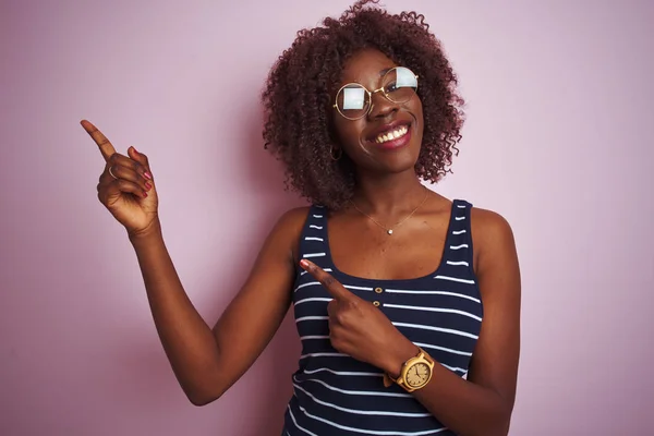 Zole Edilmiş Pembe Arka Planda Çizgili Gözlük Takan Afrikalı Genç — Stok fotoğraf