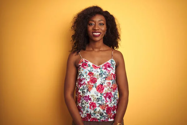 Afroamerikansk Kvinna Bär Blommig Sommar Shirt Över Isolerad Gul Bakgrund — Stockfoto