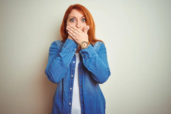 Junge Schöne Rothaarige Frau Jeanshemd Steht Über Weißen Isolierten Hintergrund — Stockfoto