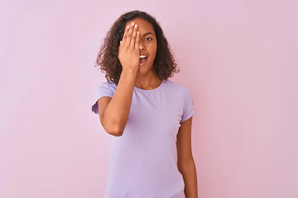 Mujer Brasileña Joven Con Camiseta Pie Sobre Fondo Rosa Aislado — Foto de Stock