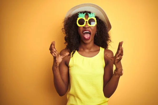 Mujer Afroamericana Con Gafas Sol Piña Graciosas Sobre Fondo Amarillo — Foto de Stock