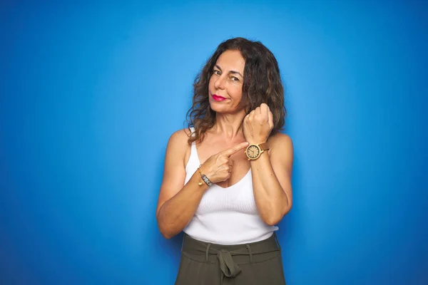 Middelbare Leeftijd Oudere Vrouw Met Krullend Haar Staan Blauw Geïsoleerde — Stockfoto