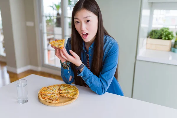 Piękna Azjatka Jedząca Kawałek Pizzy Serem Przerażona Niespodziewaną Twarzą Przerażona — Zdjęcie stockowe