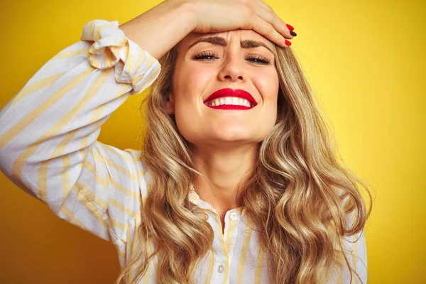 Jovem Mulher Bonita Vestindo Listras Camisa Sobre Fundo Isolado Amarelo — Fotografia de Stock