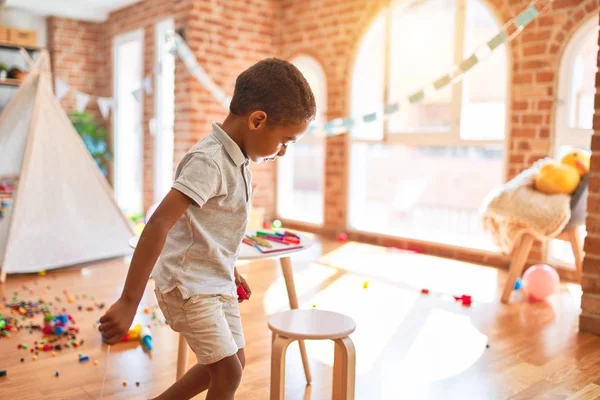 Schöne Afrikanisch Amerikanische Kleinkind Stehend Und Lächelnd Viele Spielzeuge Kindergarten — Stockfoto