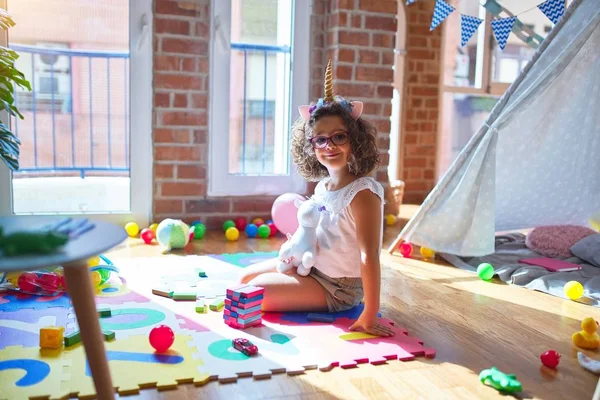 Prachtige Peuter Met Bril Eenhoorn Diadeem Zittend Spelen Met Houten — Stockfoto