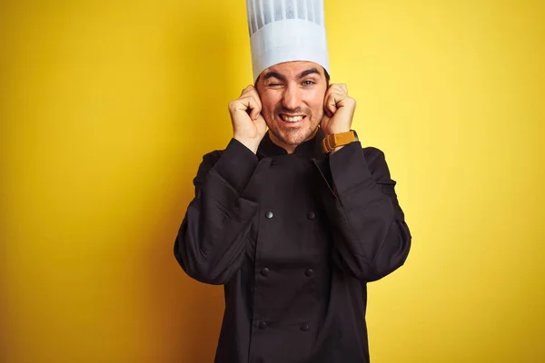 제복을 모자를 요리사가 위에서 시끄러운 소리에 짜증나는 표정으로 손가락으로 있었다 — 스톡 사진