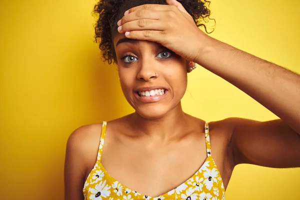 Jonge Afro Amerikaanse Vrouw Draagt Zomer Bloemenjurk Geïsoleerde Gele Achtergrond — Stockfoto