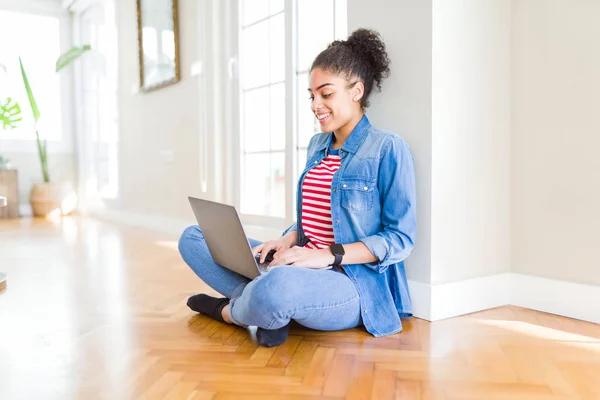 Mujer Afroamericana Joven Sentada Suelo Usando Computadora Portátil Con Una —  Fotos de Stock