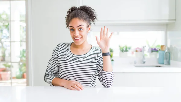 Vacker Afrikansk Amerikansk Kvinna Med Afro Hår Bär Casual Randig — Stockfoto