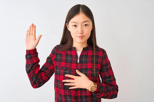 Jonge Chinese Vrouw Draagt Casual Jas Staande Geïsoleerde Witte Achtergrond — Stockfoto