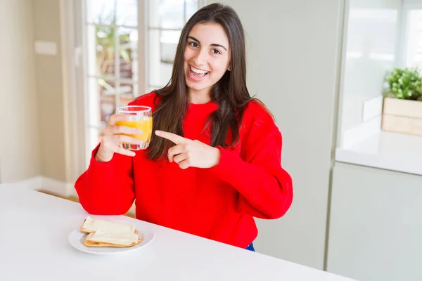 Belle Jeune Femme Mangeant Des Toasts Jus Orange Pour Collation — Photo