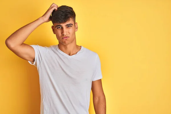 Hombre Joven Indio Con Camiseta Blanca Pie Sobre Fondo Amarillo — Foto de Stock